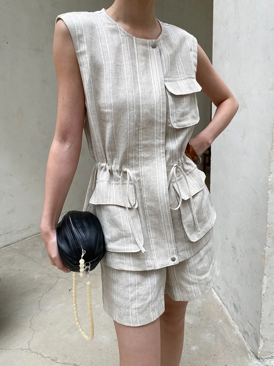 Sommerliches Damen-Set aus ärmelloser Weste und Shorts in unifarbenem Design mit Kordelzug an der Taille und Taschen, Rundhalsausschnitt. – Detail 6