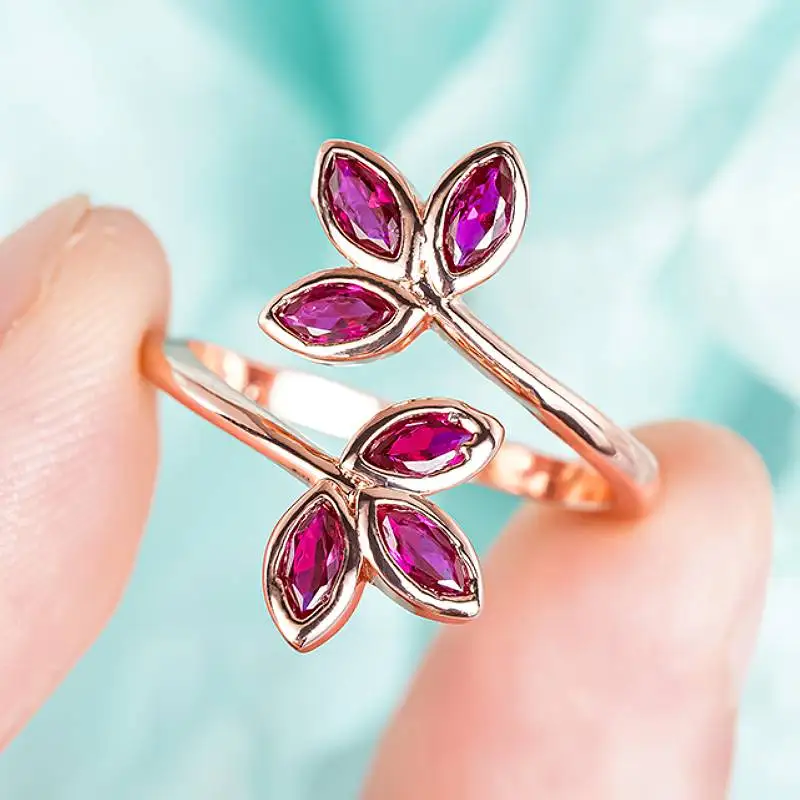 Huitan Blattförmiger Damen-Öffnungsring in Roségold, Hochzeits- und Party-Accessoires, eingelegt mit glänzendem rotem CZ, stilvoller, charmanter Schmuck