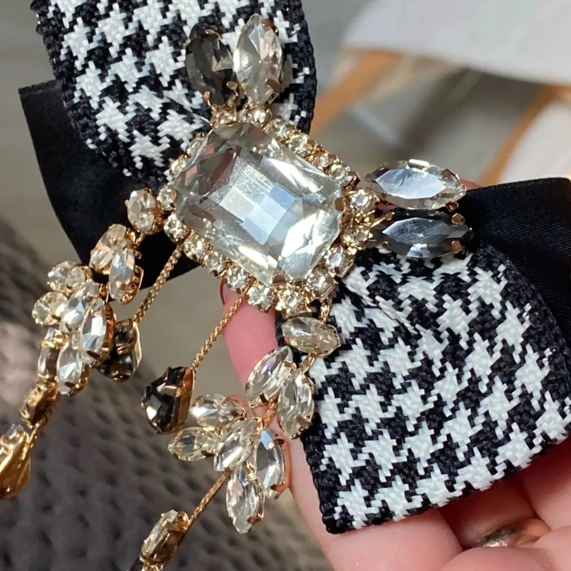 بروش على الطراز البريطاني العتيق للنساء - دبوس طوق على شكل ربطة عنق من حجر الراين والشرابة - مجوهرات قميص على شكل زهرة من القماش الأنيق #5