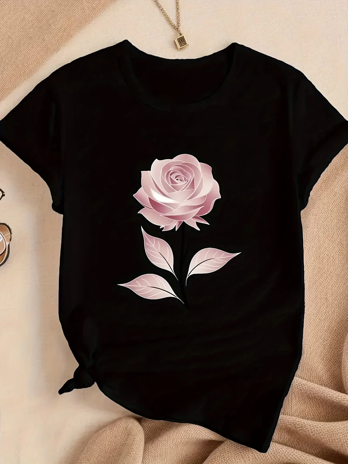 

[Футболка Black Rose] Черная полупрозрачная женская повседневная футболка с коротким рукавом | Одиночная розовая роза с геометрическим цветочным принтом