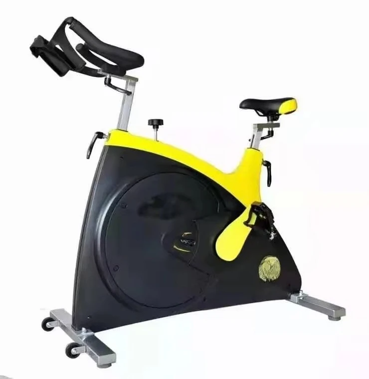 دراجة دوارة تجارية رائجة البيع لعام 2025، دراجة تمرين داخلية مع نظام محرك حزام صامت للاستخدام المنزلي في صالة الألعاب الرياضية