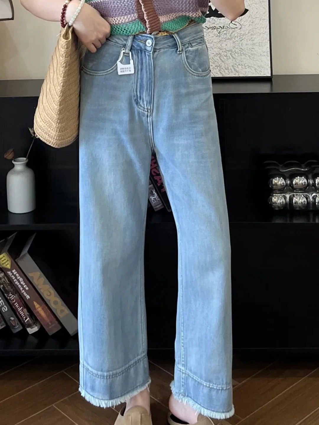Lässige High-Waist-Jeans mit weitem Bein für Damen, hellblaue, gerade geschnittene Hose mit schlankmachendem Effekt, neun Punkte lang, mit ausgefranstem Saum, Sommer-Stil