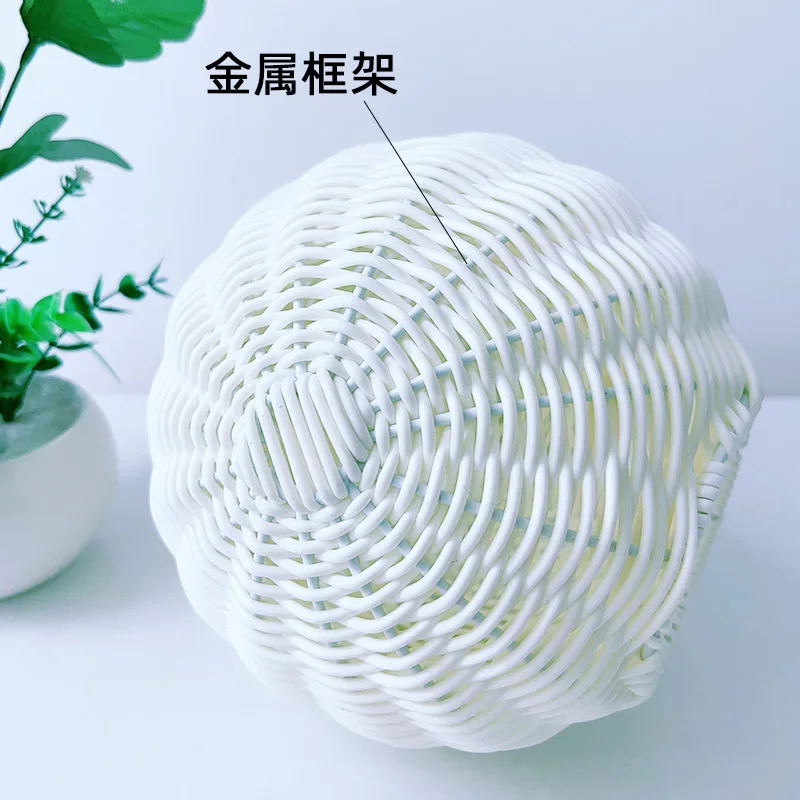 пластиковое гнездо из ротанга