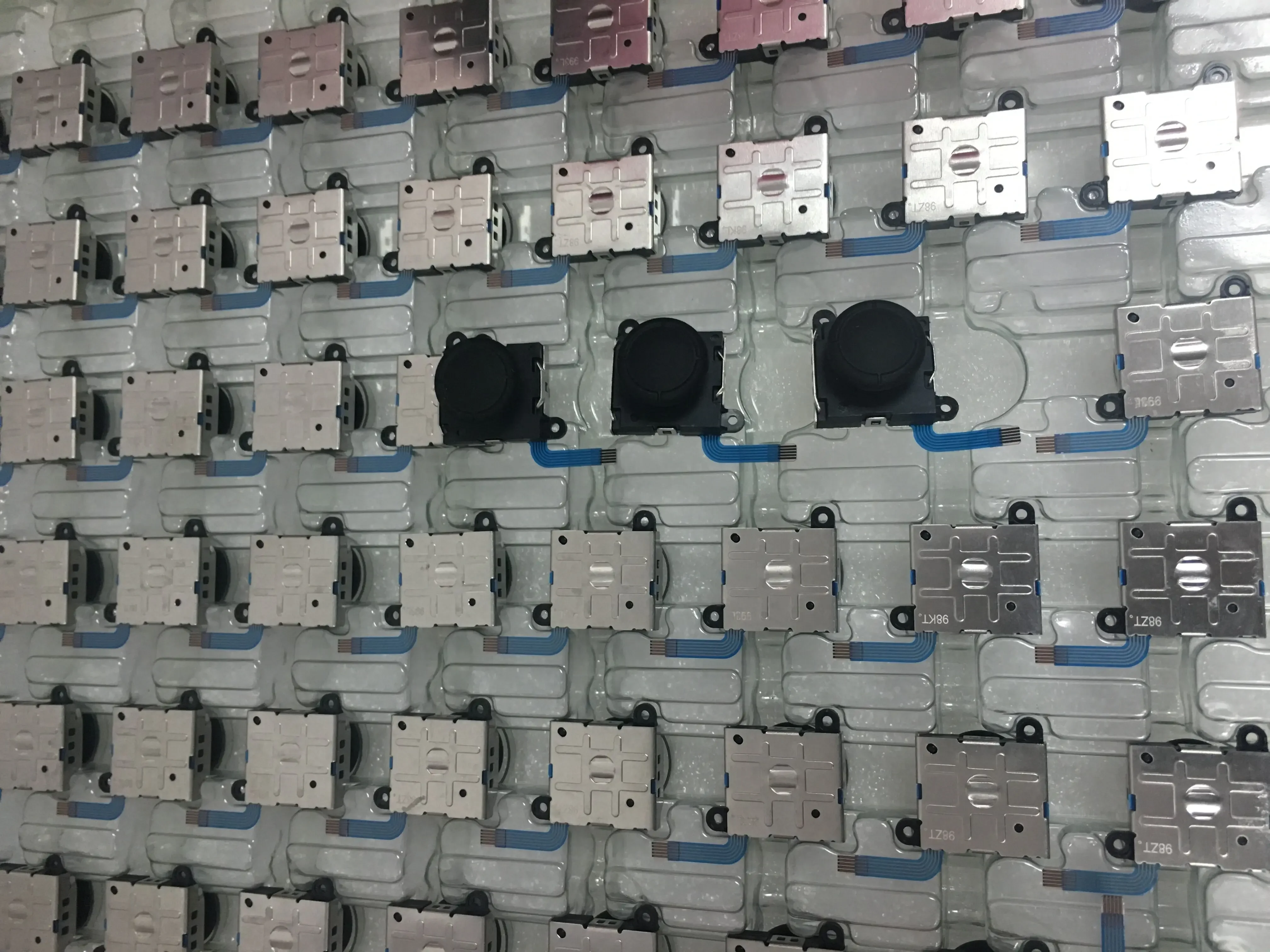 100 قطعة/الوحدة الأصلي جديد ثلاثية الأبعاد التناظرية عصا Joycon تحكم عصا التحكم الإبهام العصي قطعة بديلة لمستشعر NS التبديل و Ns Lite