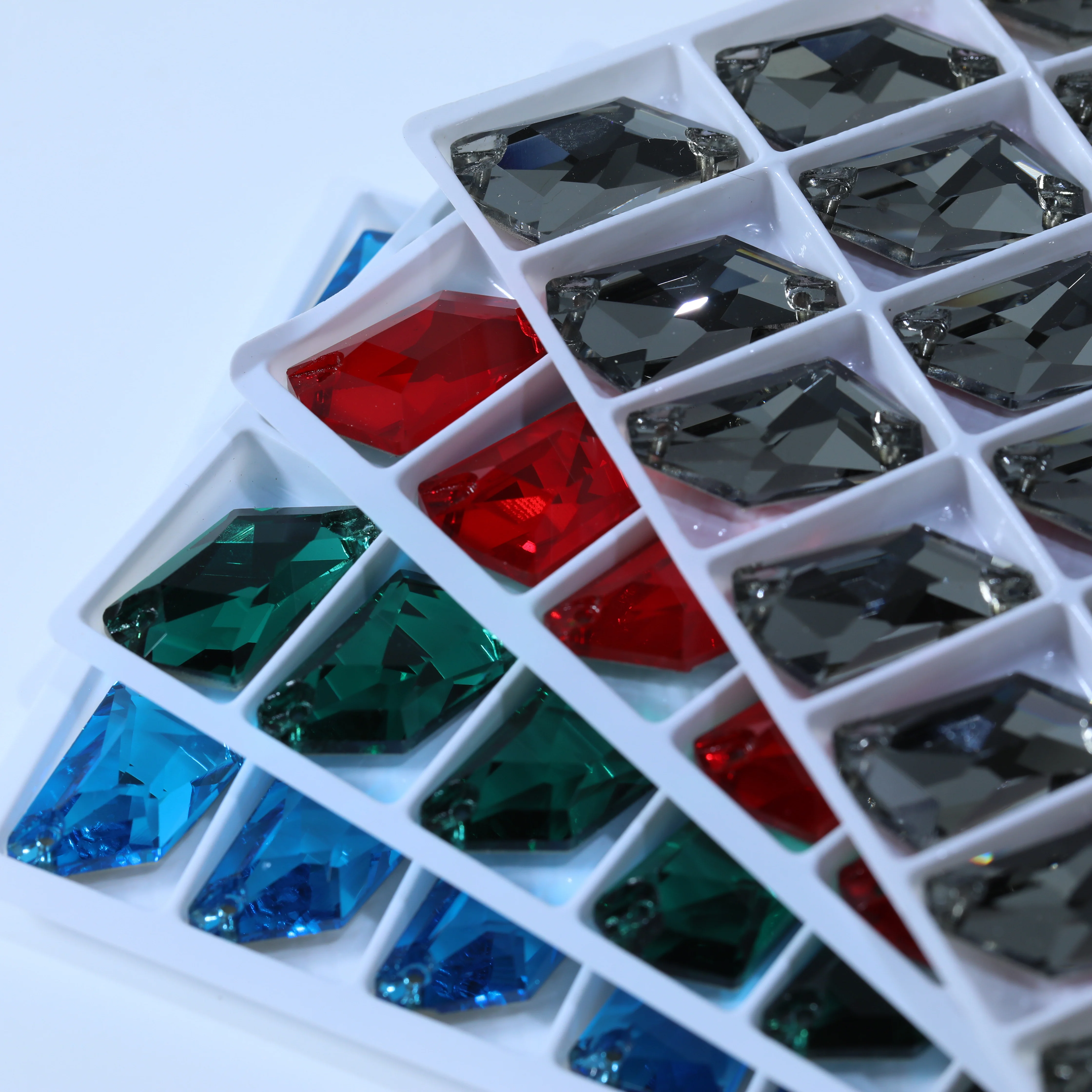 Funkelnde, elegante Glas-Kristall-De-Art-Aufnähsteine mit normaler Farbplattierung für Kleidung, Hochzeitskleider und DIY-Bastelarbeiten. – Detail 2