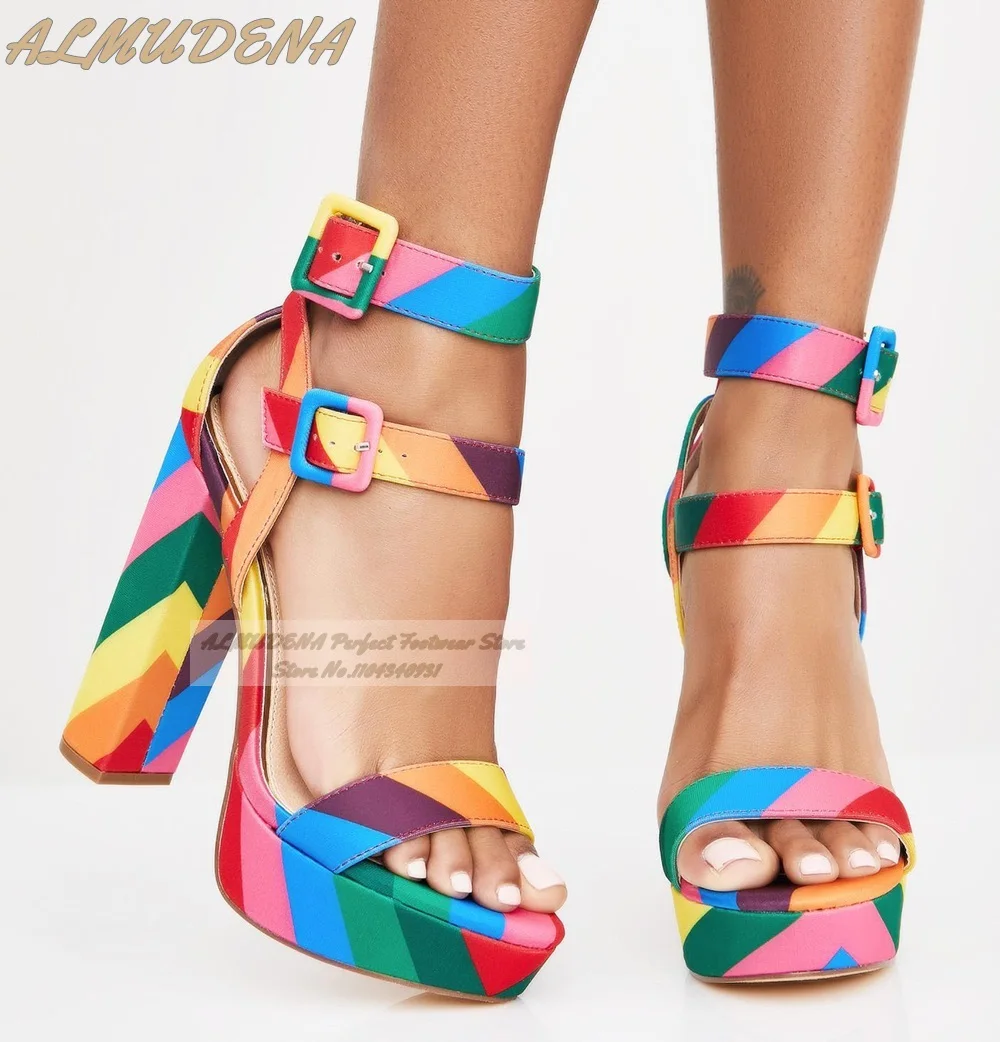 ALMUDENA Sandali con tacco grosso a righe colorate arcobaleno Scarpe eleganti con plateau e cinturino con fibbia quadrata Décolleté da sera multicolori