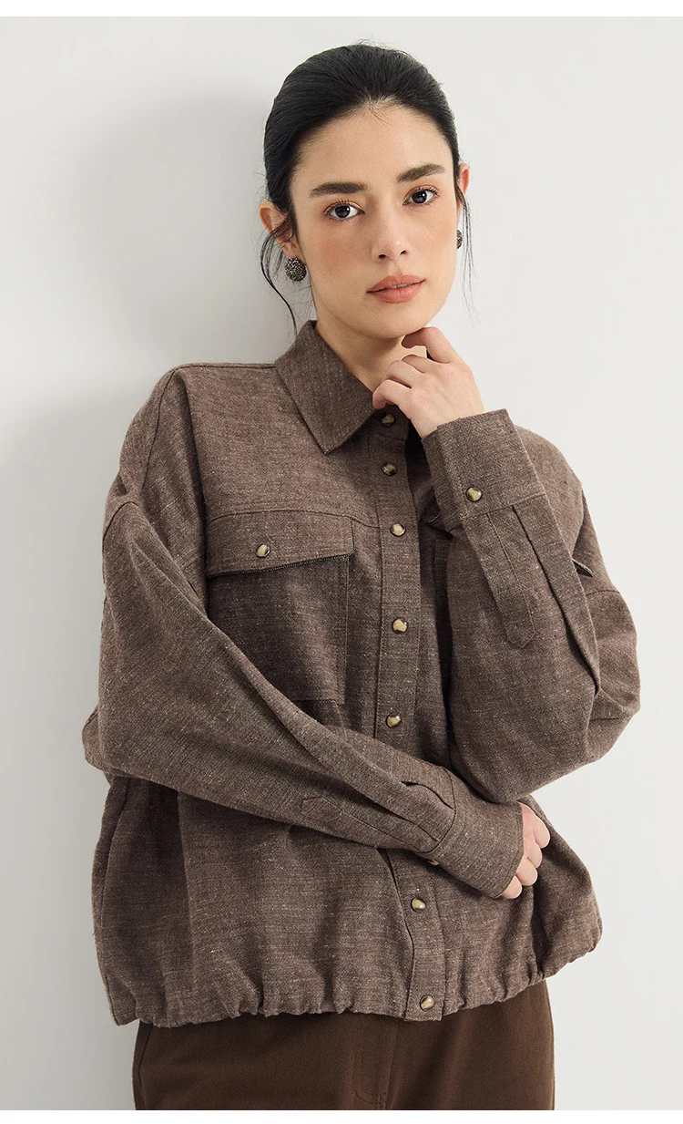 KT7623901 Damen-Overshirt aus Leinen-Woll-Mischgewebe mit breitem Kragen, aufgesetzten Taschen, Druckknöpfen und Kordelzug am Saum, Old Money, Frühherbst, Herbst – Detail 7