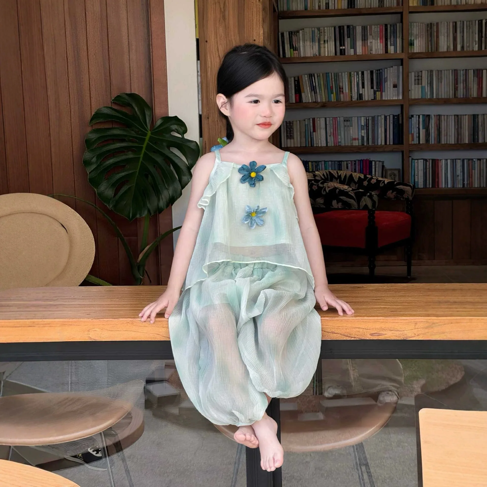 2026 Summer New Korean Childrens Clothing Girls Gradient Wrinkled Flower Strap Mosquito Pants Set