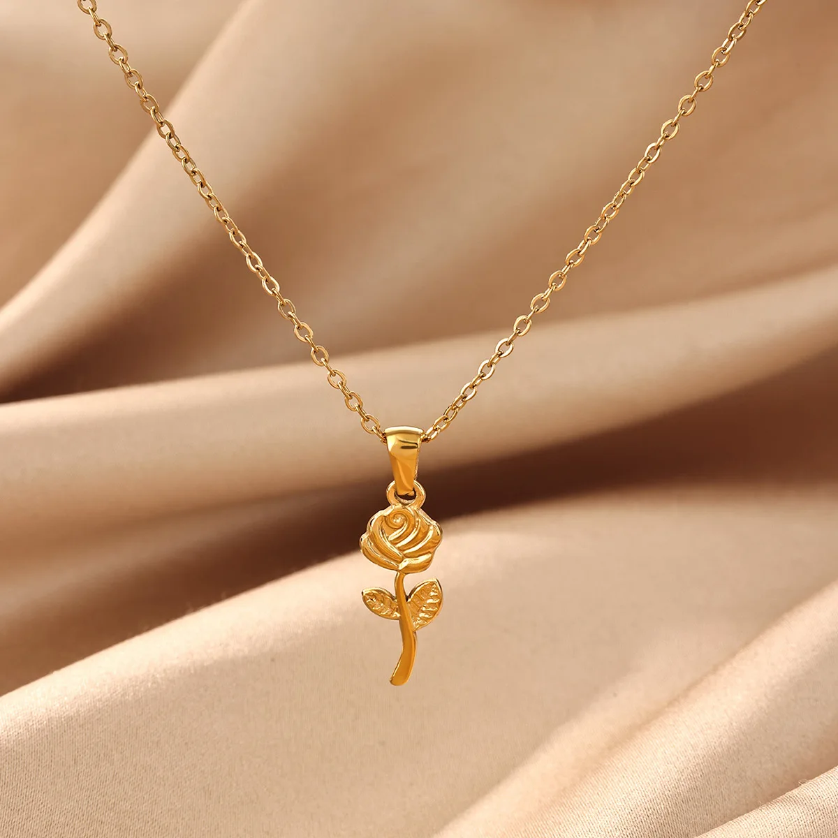 Minimalist Rose Pendant Necklaces For Women Gold Color Stainless Steel Rose Necklace Romantic Daily Fashion Jewelry Gift