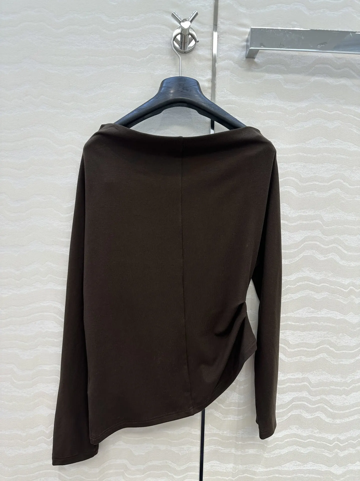 เสื้อยืดคอกลมผู้หญิงคุณภาพสูงแบบใหม่ ดีไซน์จับจีบช่วงเอว ทรงเข้ารูป แขนยาว ใส่ได้หลากหลายโอกาส