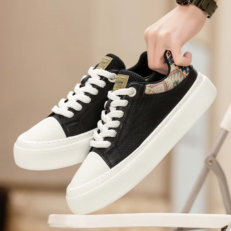 Nuevas zapatillas blancas de otoño 2025 para hombre y zapatos casuales gruesos de caña alta: livianos, que aumentan la altura y cómodos