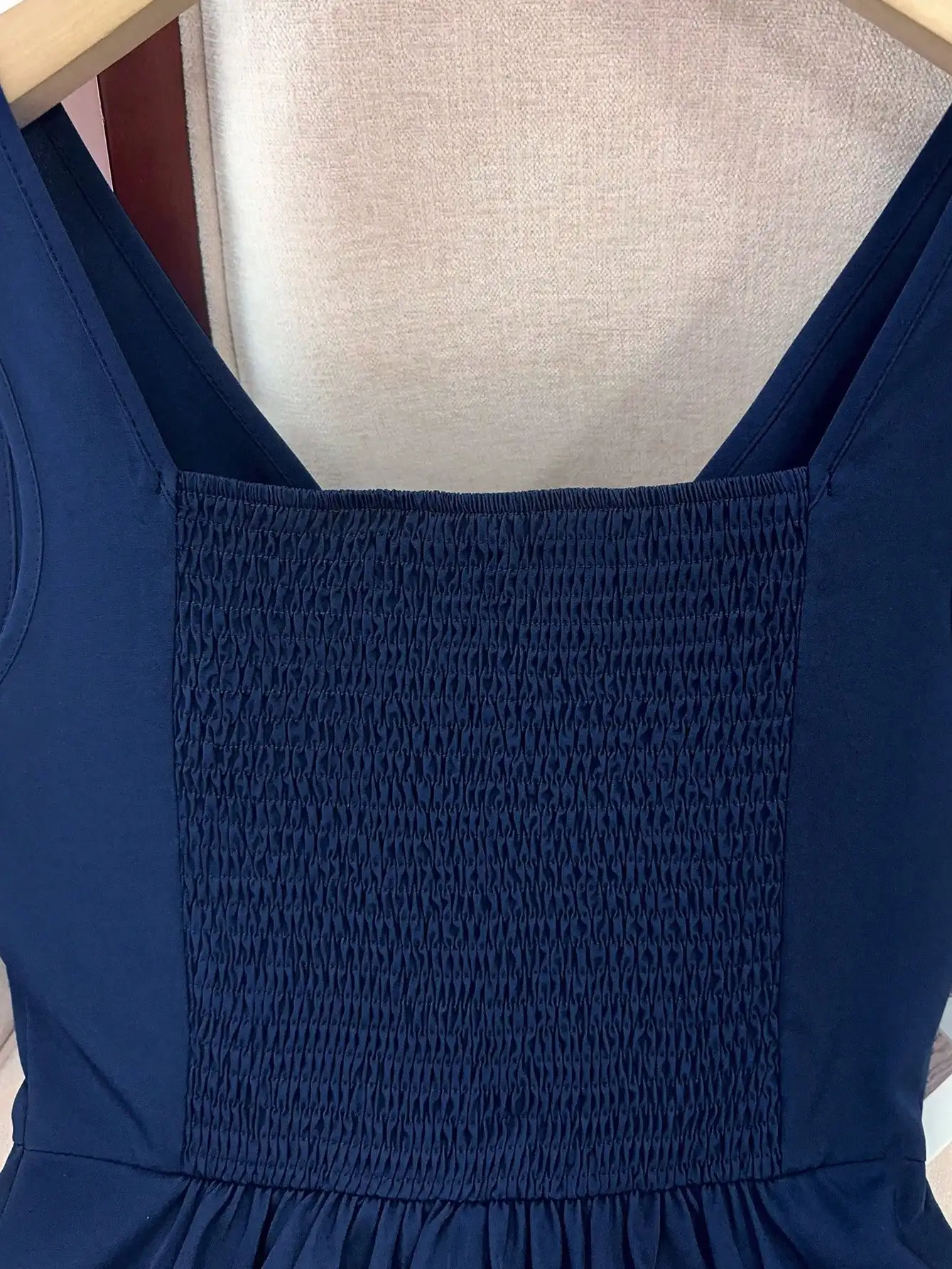 Schmal geschnittenes Cami-Top mit gerafftem Rücken und dicken Trägern, gerüschtem Saum, Stretch-Design mit Raffung für alle Körpertypen – Detail 5