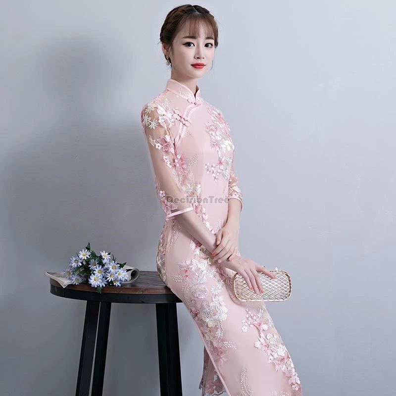 ชุดกี่เพ้าสไตล์จีนใหม่ปี 2025 ปักลายลูกไม้แบบเรียบง่าย ชุดเดรสแฟชั่นย้อนยุค แขนสั้น คอตั้ง ทรงเข้ารูป