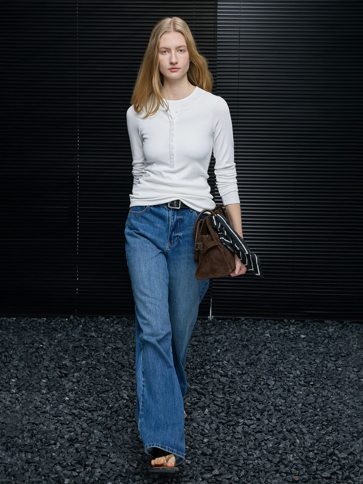 

Белая базовая футболка для женщин, уличный стиль, облегающий крой, хлопок, длинный рукав, круглый вырез, футболка для ранней весны 2026 года