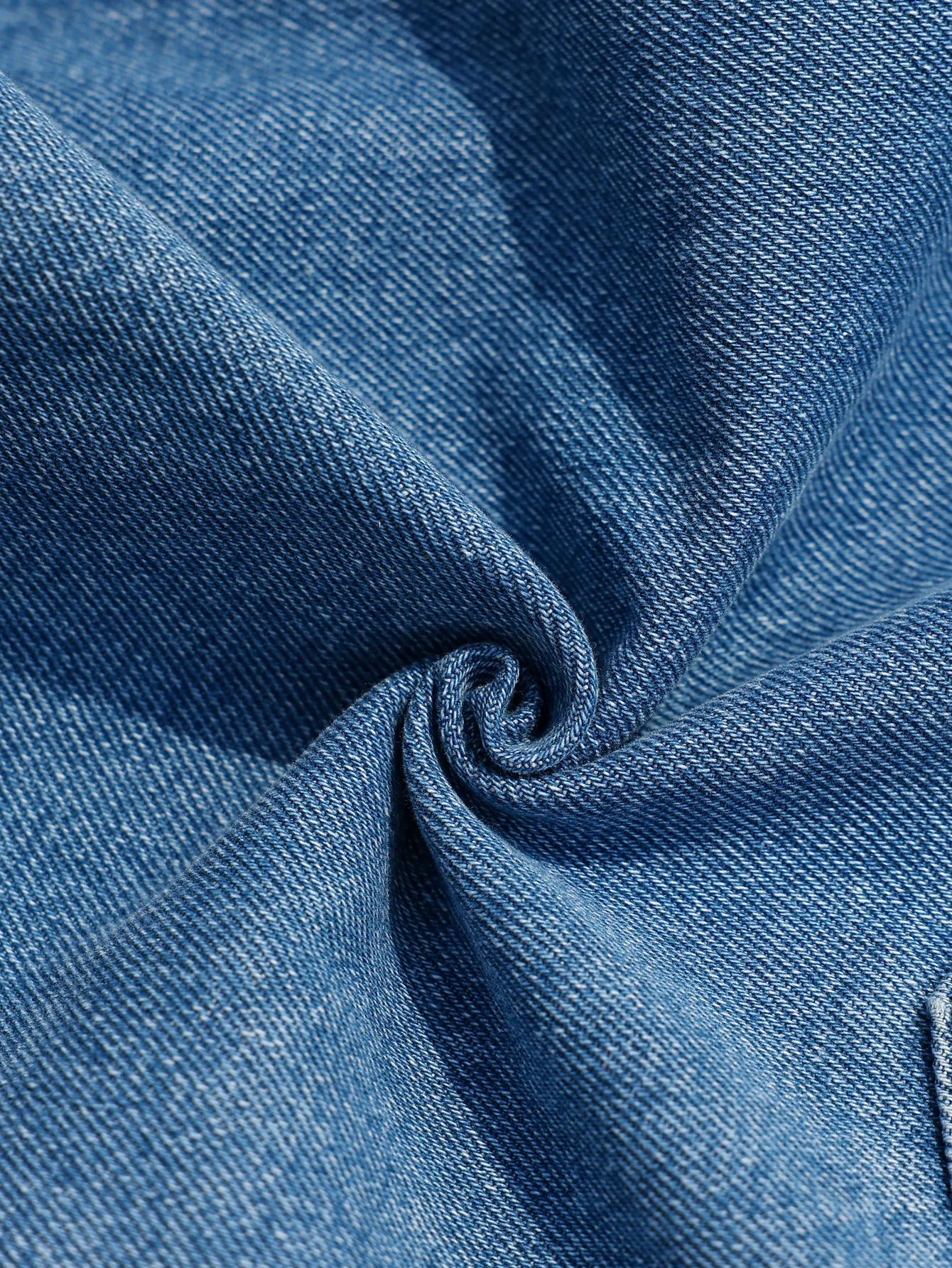 شورت جينز صيفي للرجال من Pop. عنصر شائع في الصيف. بسيطة في الأناقة. مناسبة للنزهات والرحلات غير الرسمية.