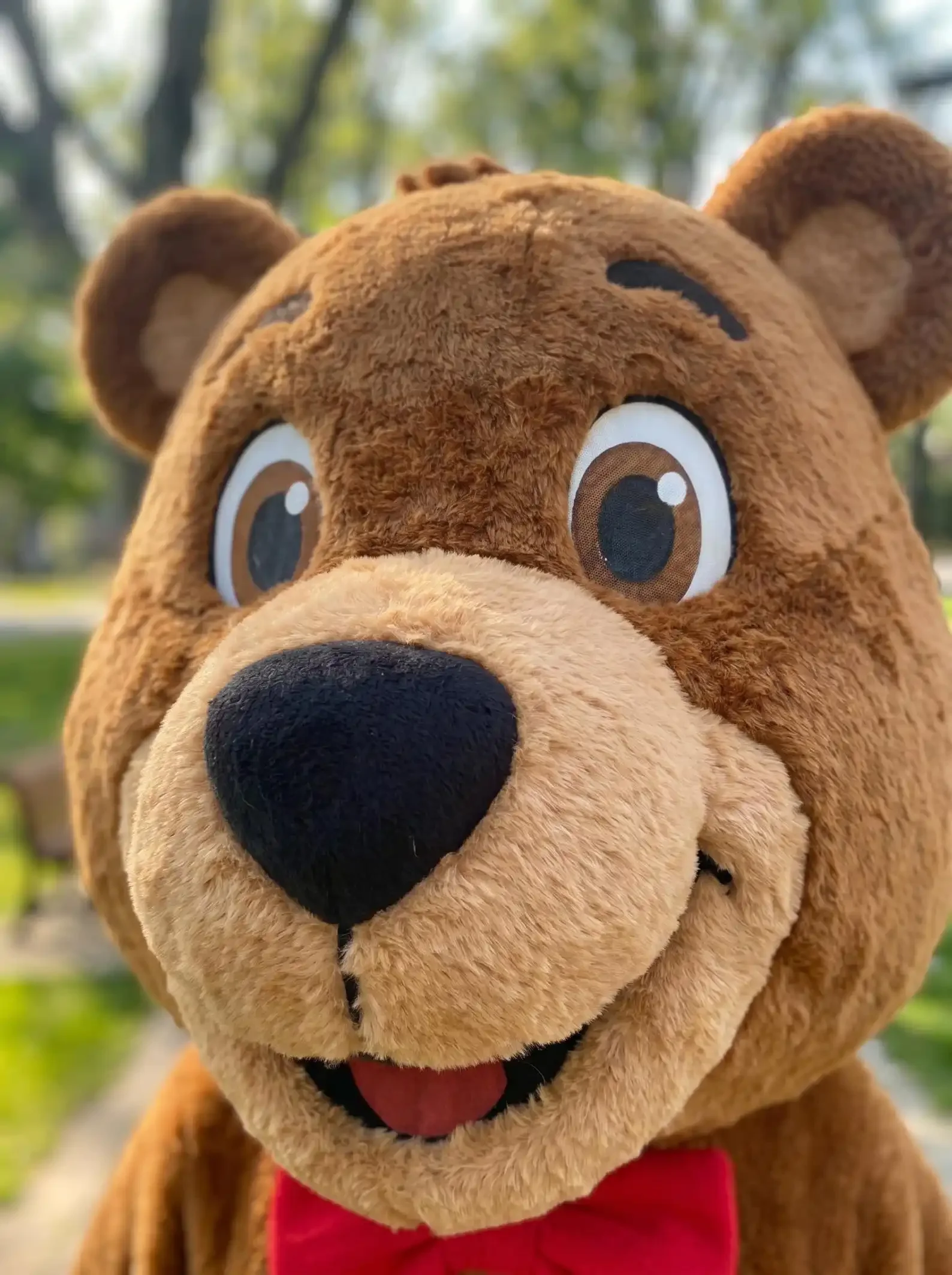 Erwachsenen-Maskottchen-Kostüm Niedlicher Brauner Bär mit Fliege Cartoon-Charakter-Anzug für Geburtstagsfeiern Halloween Furry-Verkleidung