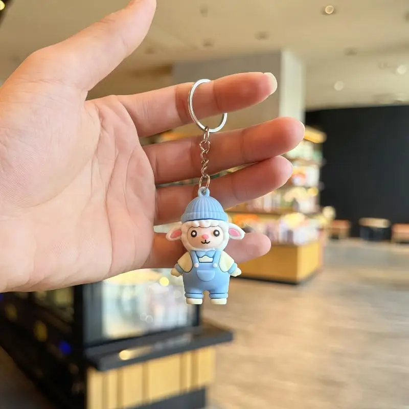 Niedliche Cartoon-Schaf-PVC-Schlüsselanhänger mit hübschen Outfits, robustem Metallring für schöne Taschendekoration, Geschenk für Kinder und Freunde. – Detail 12