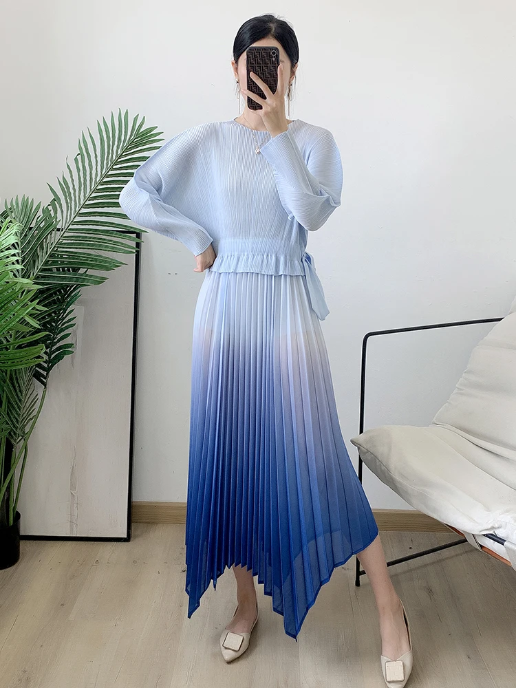 LANMREM Gradient Color Pleated Dress For Women Stitching Irregular Round Neck Long Sleeves For 2024 Spring Clothing 2Q1031