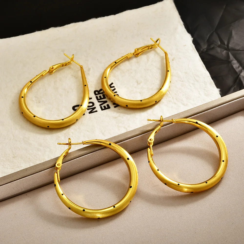 

Plain hoop polka dot brushed round earrings, high-end niche style earrings, exaggerated, simple and versatile earrings for women