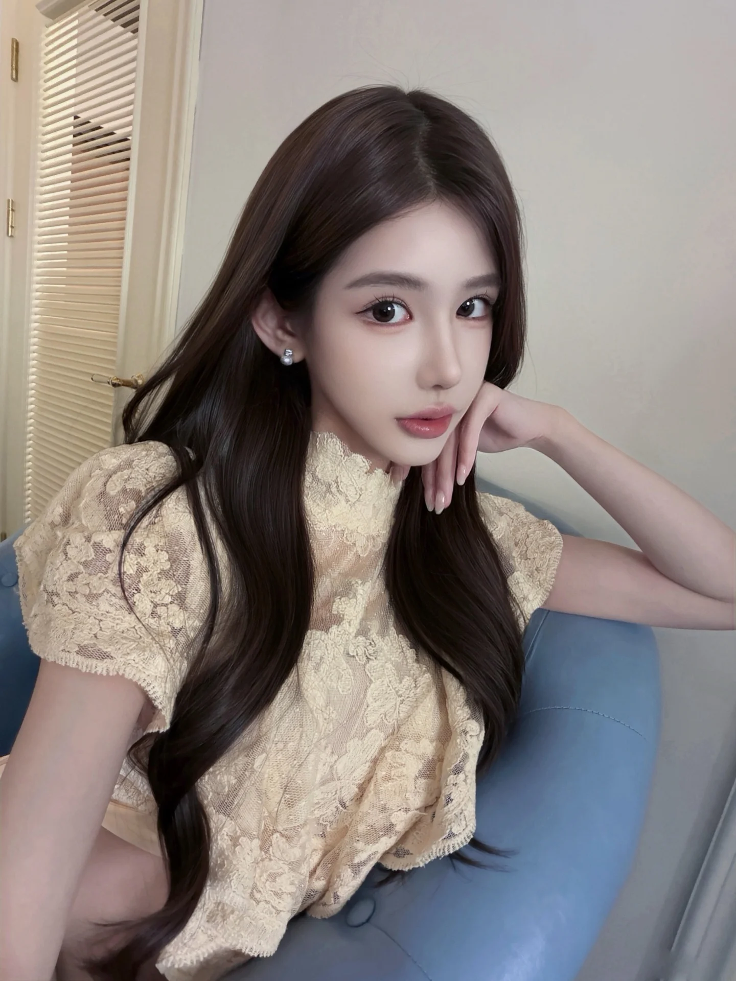 

French Style Lace Shirt Women's Summer Sexy Short Design Sensual Lace Trim Belted Top Ladylike Breathable Skin-friendly