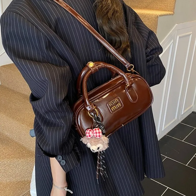 

Женская просторная сумка с вместительным интерьером для повседневного использования и личных предметов. Щедрая