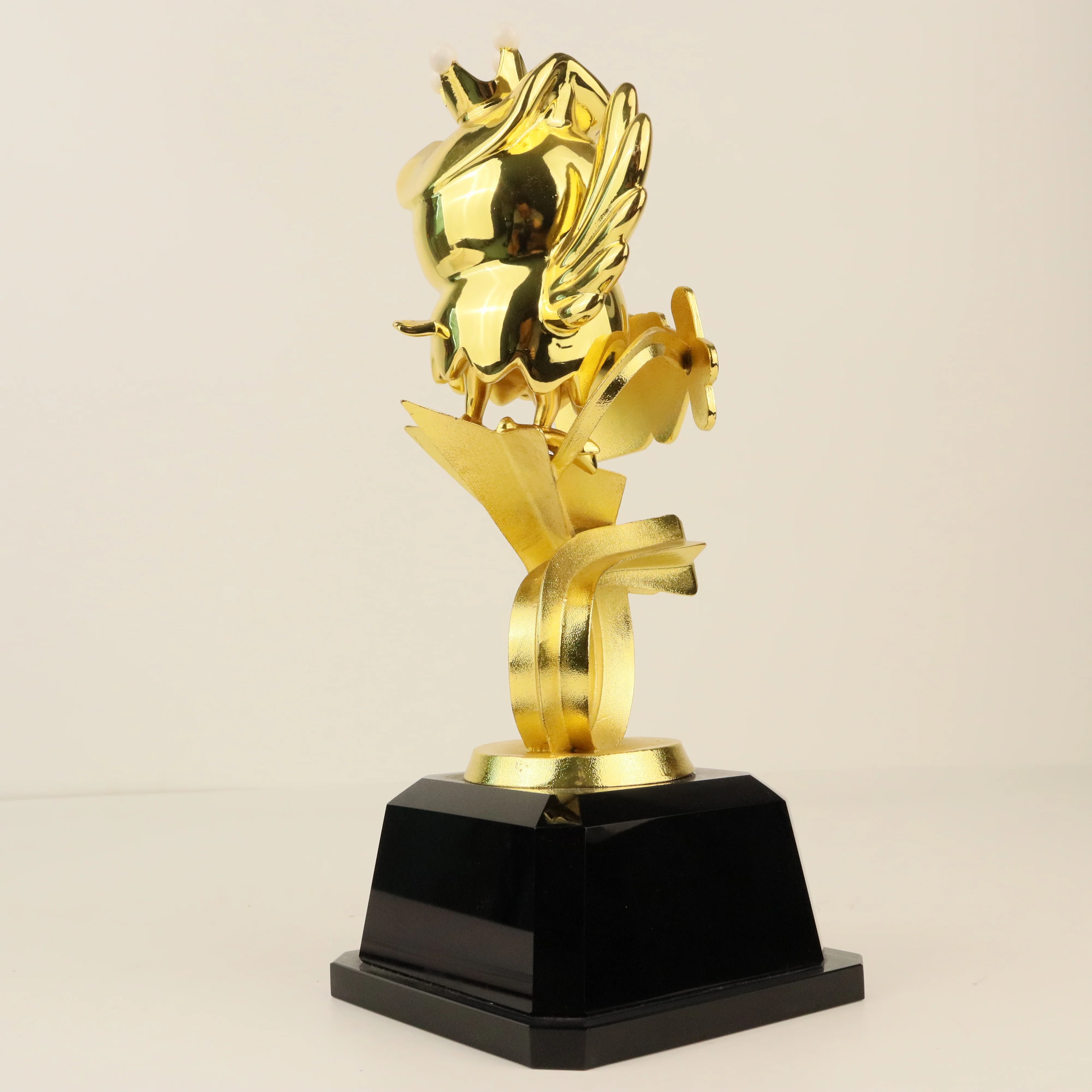 Wholesale Small Animal Sculpture Award Statues Birthday Party Gift Metal Golden Sculptures Soccer Trophy for Home Decoration