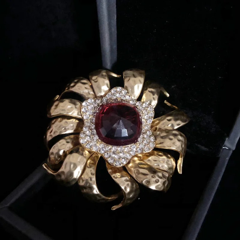 

Vintage style high-grade design sense copper plated real gold brooch Heavy red glass with diamonds flower corsage suit pin