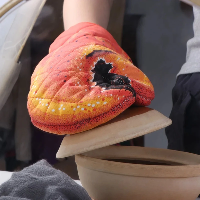 Creative thickened crab shaped oven gloves made of cotton with anti slip and heat-insulating properties, durable baking gloves