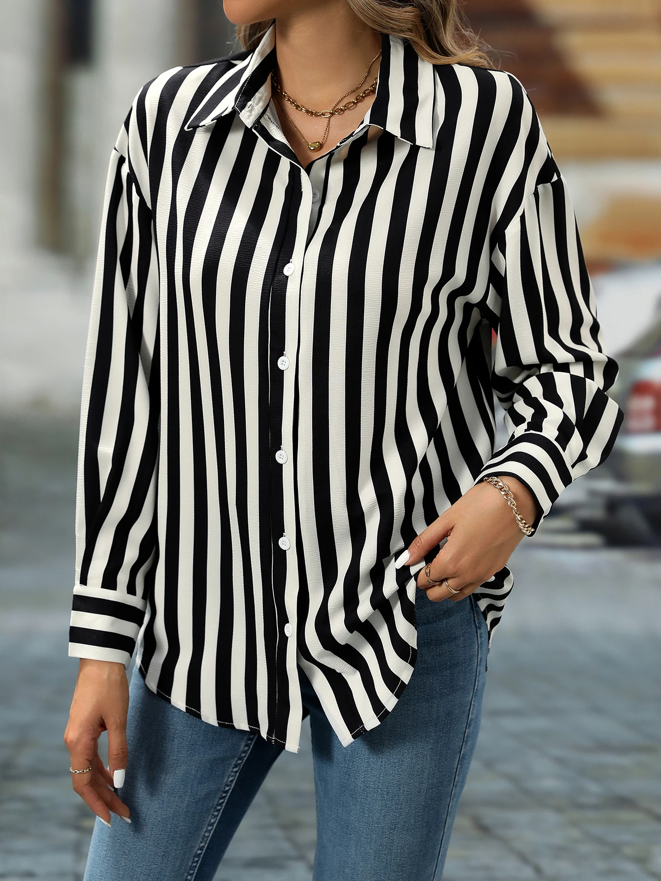 European and American women\'s fashionable and elegant black and white striped lapel button cardigan