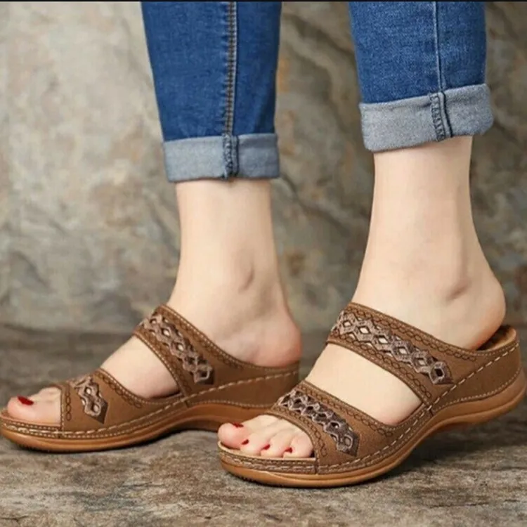 

Новые женские тапочки с вышивкой и цветами, кожаные женские сандалии, уличные легкие повседневные тапочки на танкетке, летняя женская обувь без шнуровки