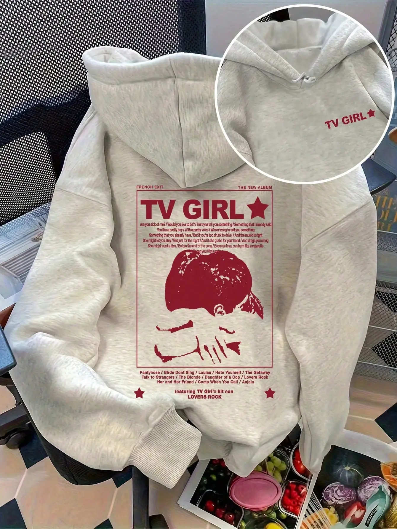 

Женская толстовка с капюшоном и ретро-графическим принтом, свободного кроя, с длинными рукавами и спущенным плечом