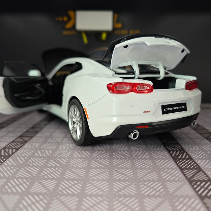 1:18 Chevrolet Camaro 2023 alloy car model ornament collection, doors and engine hood, trunk can be opened for large sports cars