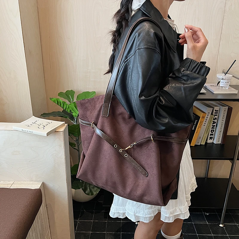 الجانب الأيسر المرأة سعة كبيرة فو الجلد المدبوغ حقيبة كتف 2025 الشتاء حمل حقيبة فاخرة مصمم الاتجاه العلامة التجارية حقائب اليد والمحافظ