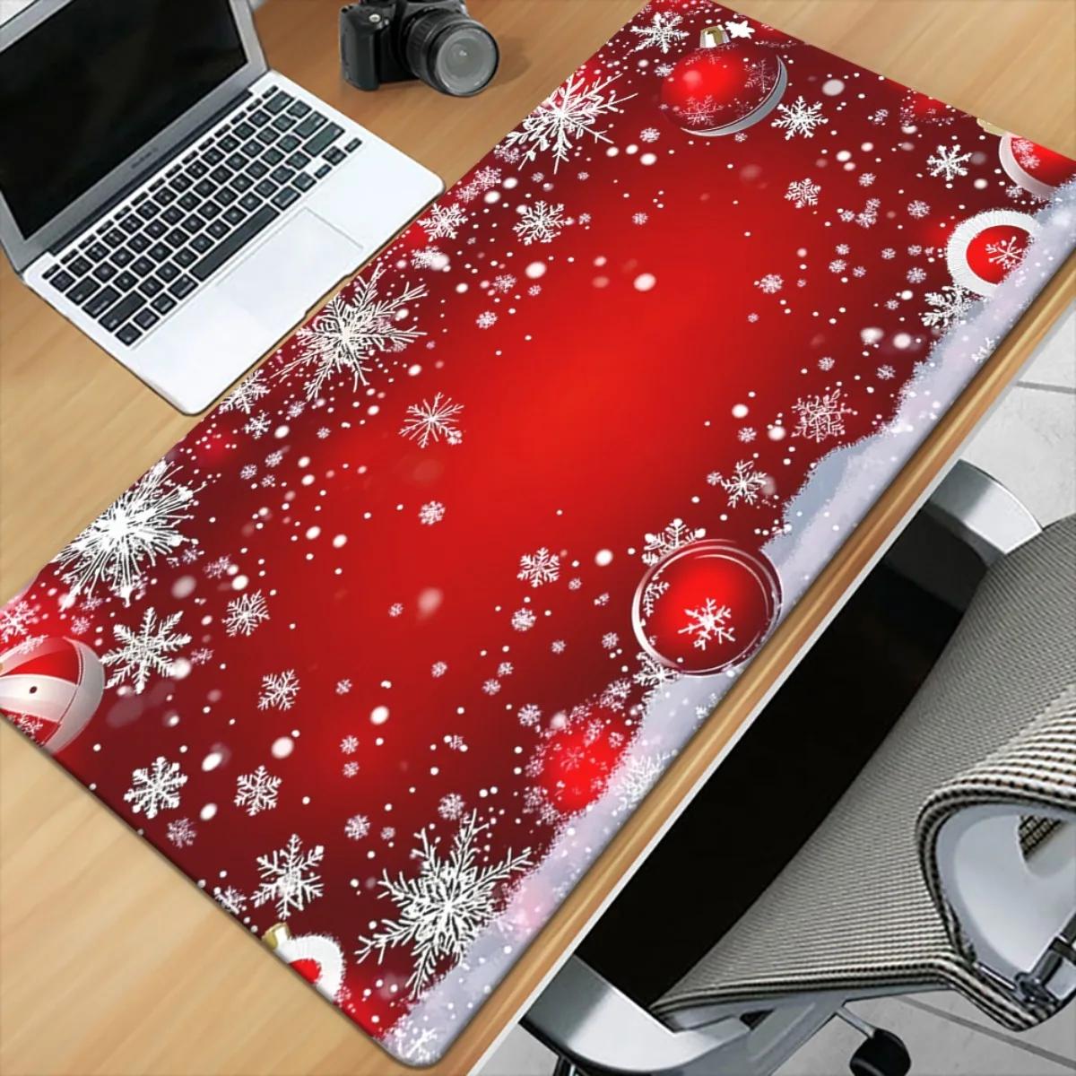 The snowflake and Holly berry patterned mouse pad anti-slip rubber base is suitable for home and gamer computer accessories