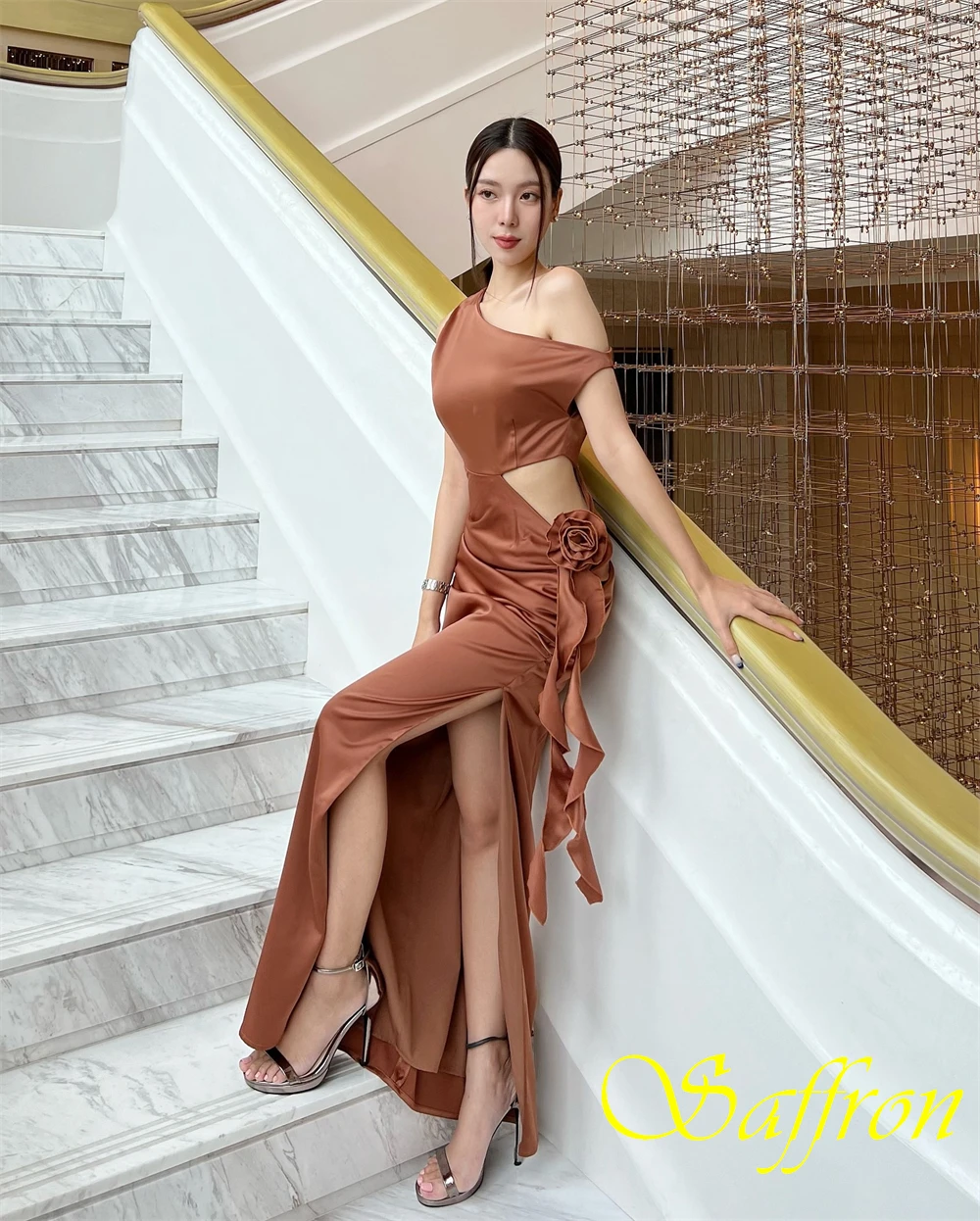 تخصيص مثير الساتان الجانب الشق مساء اللباس رشيقة الزهور فساتين حفلة موسيقية أزياء قارب الرقبة مستقيم فساتين المناسبات الخاصة