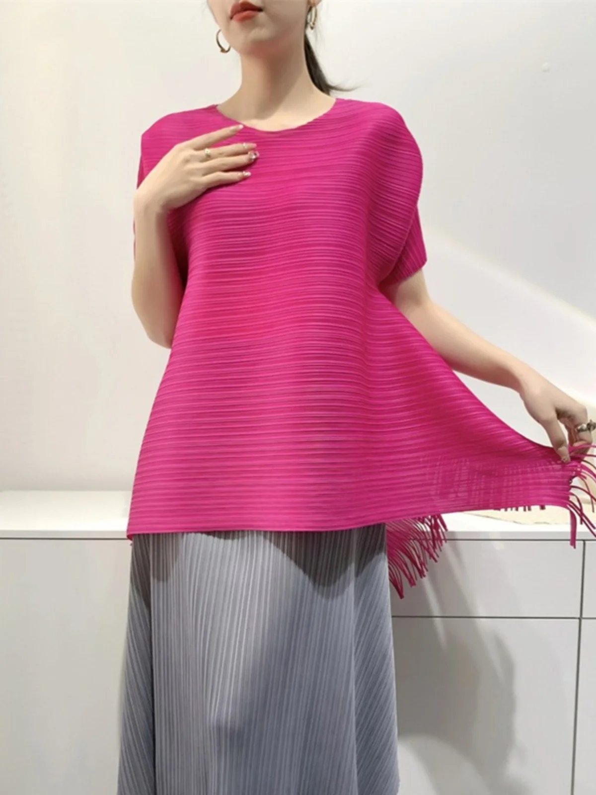 

Женская летняя модная футболка с коротким рукавом и бахромой, плиссированный топ из полиэстера с круглым вырезом, стандартная длина, омолаживающий эффект