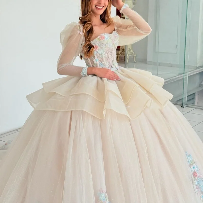 

Светлое платье для квинсеаньеры с открытыми плечами, блестящими цветочными аппликациями, многослойной отделкой, длинным шлейфом и бантом. Индивидуальный пошив.