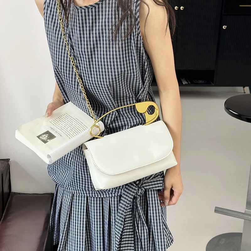 

2025 New Stylish Womens Small Square Bag Casual Geometric Pin Design Fashion Chain Crossbody Shoulder Purse for Daily Use