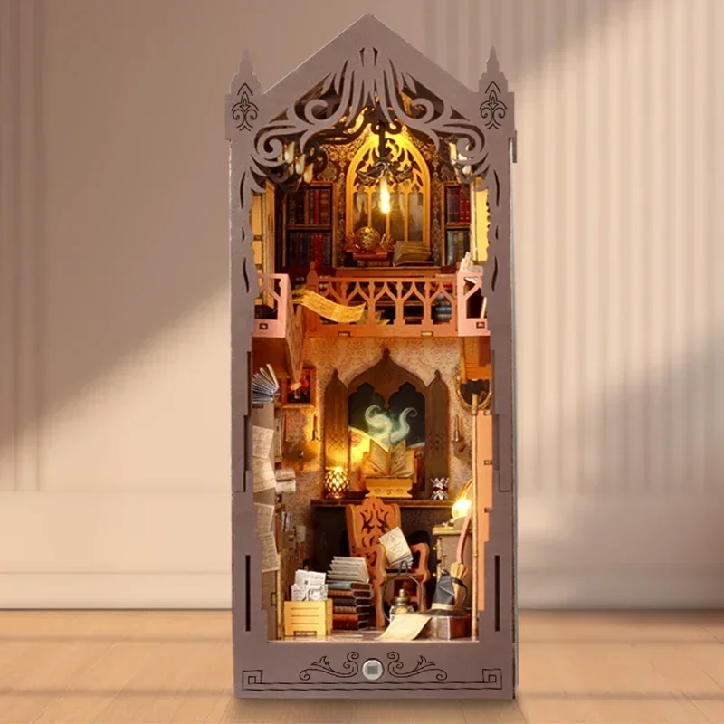 

Деревянный миниатюрный конструктор-вставка для книжной полки Magic Library Book Nook: подставка для книг, книжный уголок, кукольный домик. Набор для самостоятельной сборки. Подарки друзьям на Рождество.