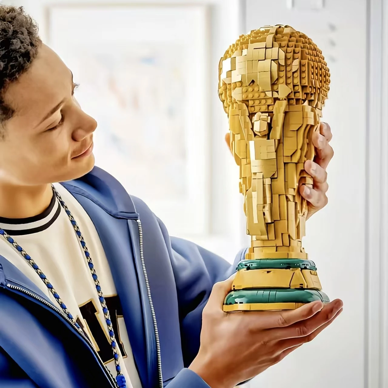 Nuevo 2026: Juguete de Bloques de Construcción de 2842 Piezas, Modelo de Recuerdo Dorado del Famoso Campeón de Fútbol, Decoración de Escritorio, Regalo de Cumpleaños para Aficionados al Fútbol