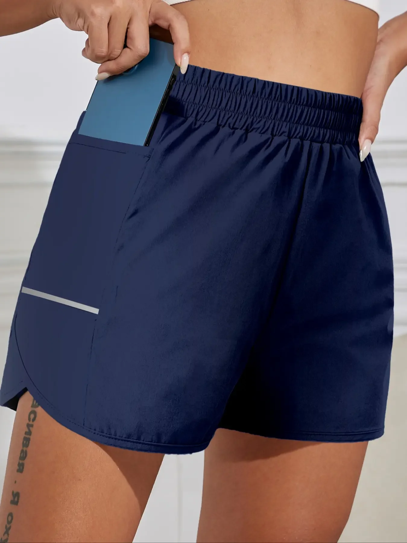 Neue Damen-Shorts mit Handytasche, elastischem Bund, Sportgürtel, reflektierenden Streifen, lässige, modische Sportshorts. – Detail 22