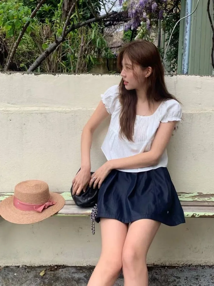 

Новая летняя женская рубашка в корейском стиле: приталенная, повседневная, винтажная, с плиссированными рукавами-фонариками, на пуговицах, с коротким рукавом, круглым вырезом.