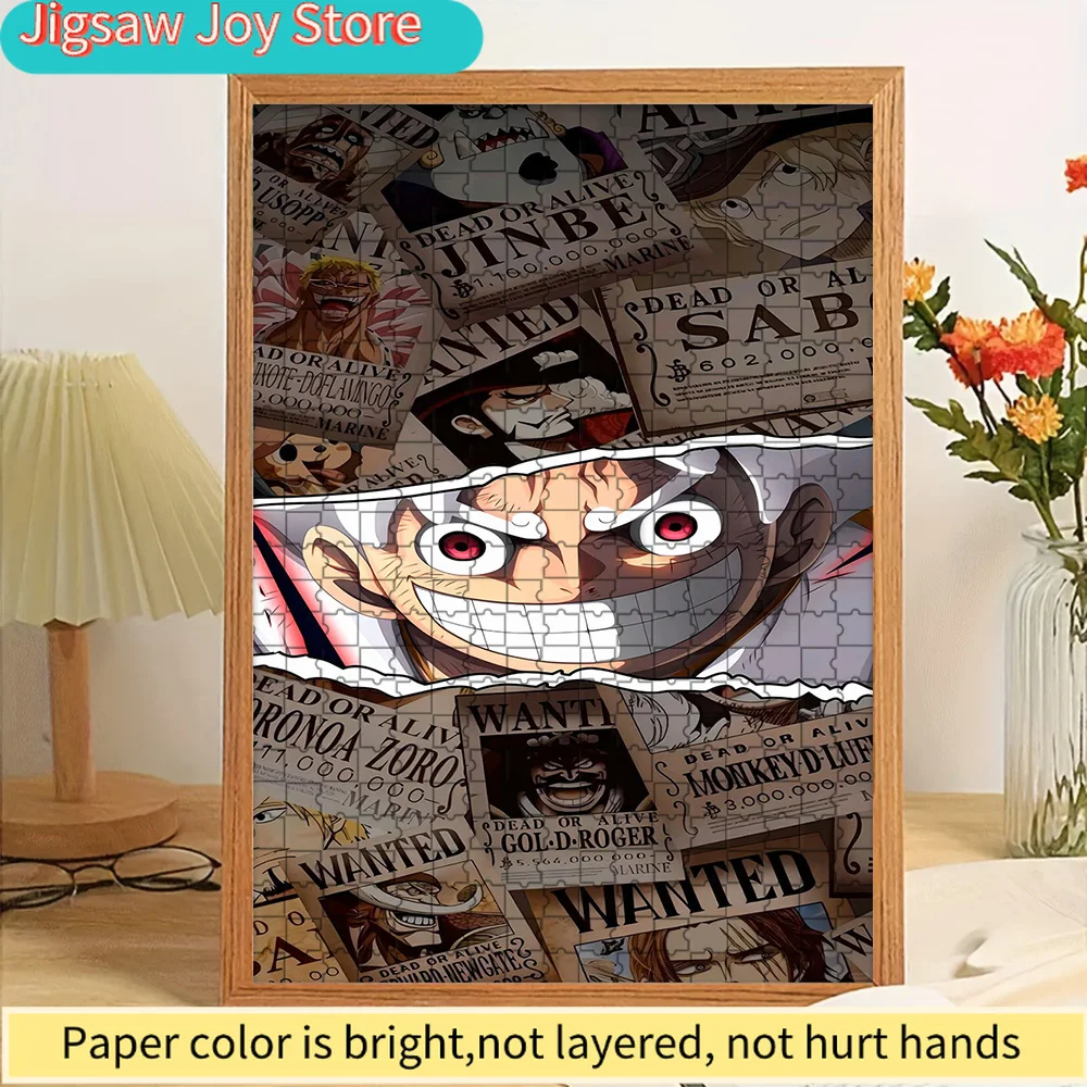 

Коллаж-пазл из бумаги с изображением Луффи в форме Gear 5 из One Piece, плакаты с розыскными объявлениями, красные глаза, гримаса, аниме-персонаж, пиратский декор