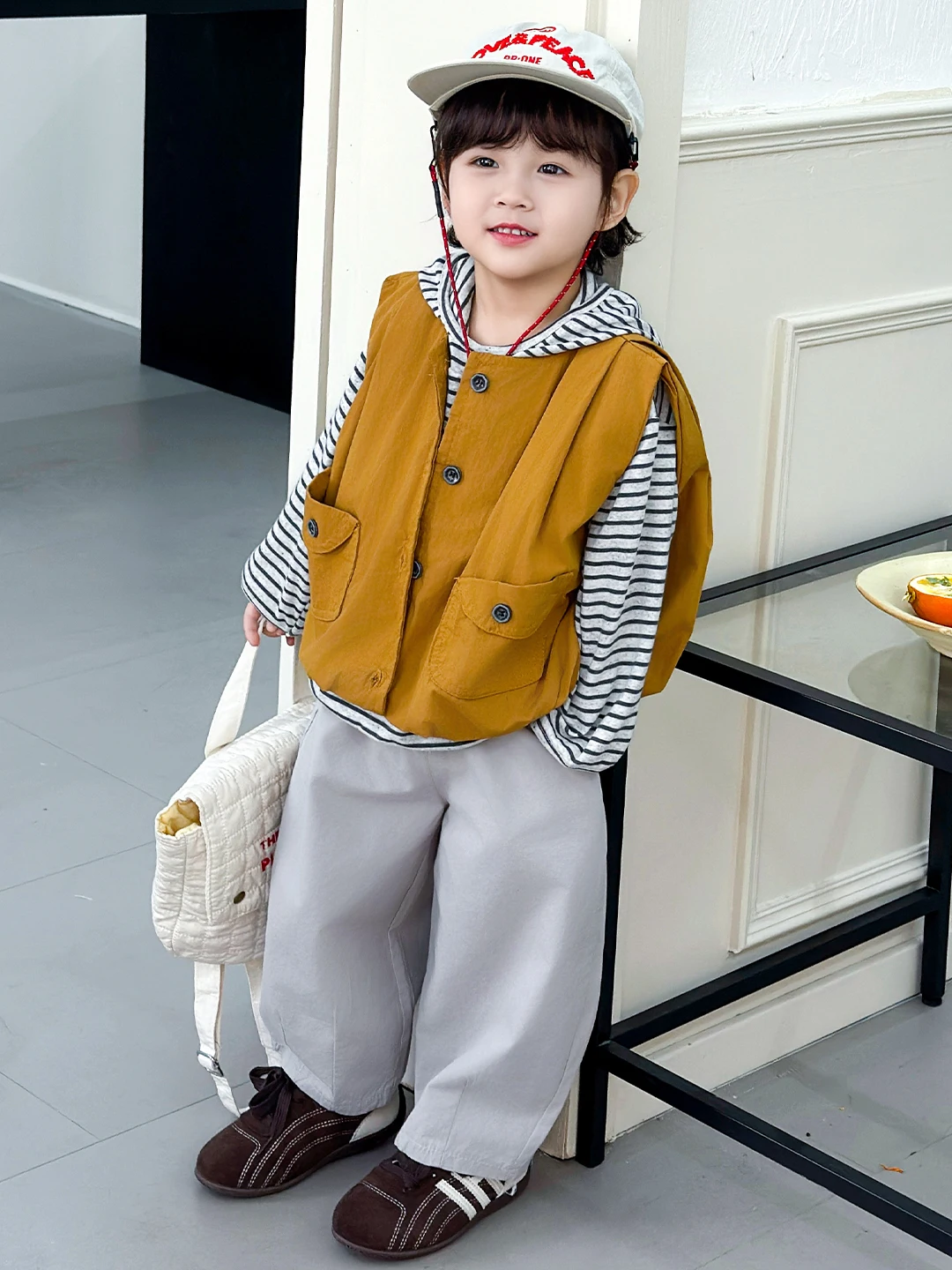 

Модный комплект из трех предметов для мальчиков: жилет, толстовка, брюки и кепка с острыми уголками для детей, повседневная спортивная одежда на весну-осень