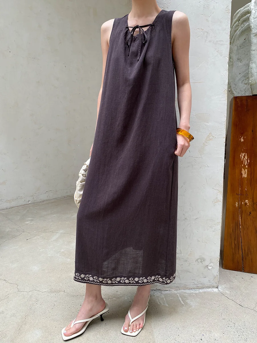 Sommerliches Damenkleid, lässig, einfarbig, mit Schnürung, besticktem Saum, ärmellos, im Westen-Stil. – Detail 4