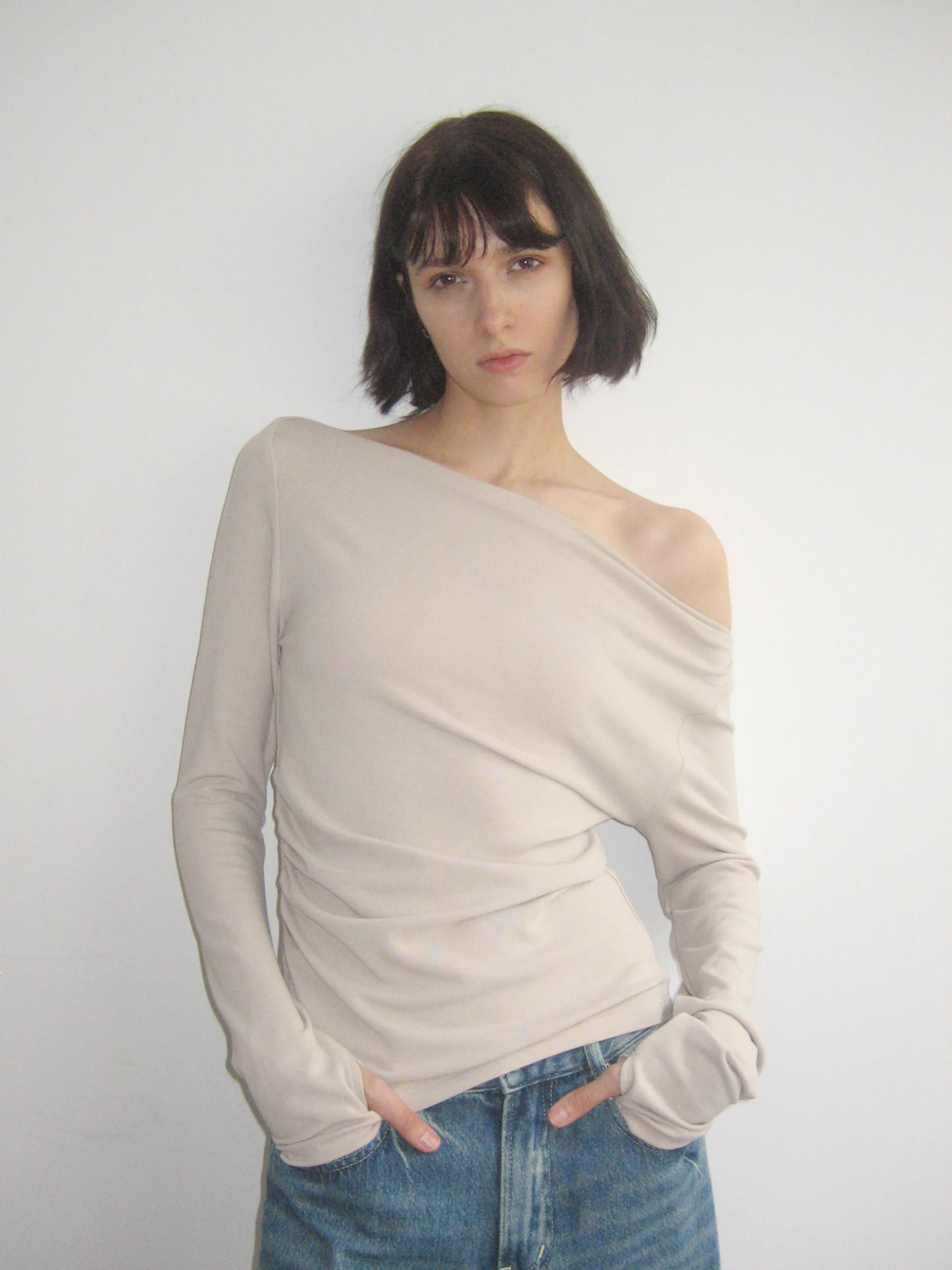 

Lal Project, осенне-зимний облегающий вязаный длинный топ све, однотонная футболка с асимметричной талией и складками на одно плечо