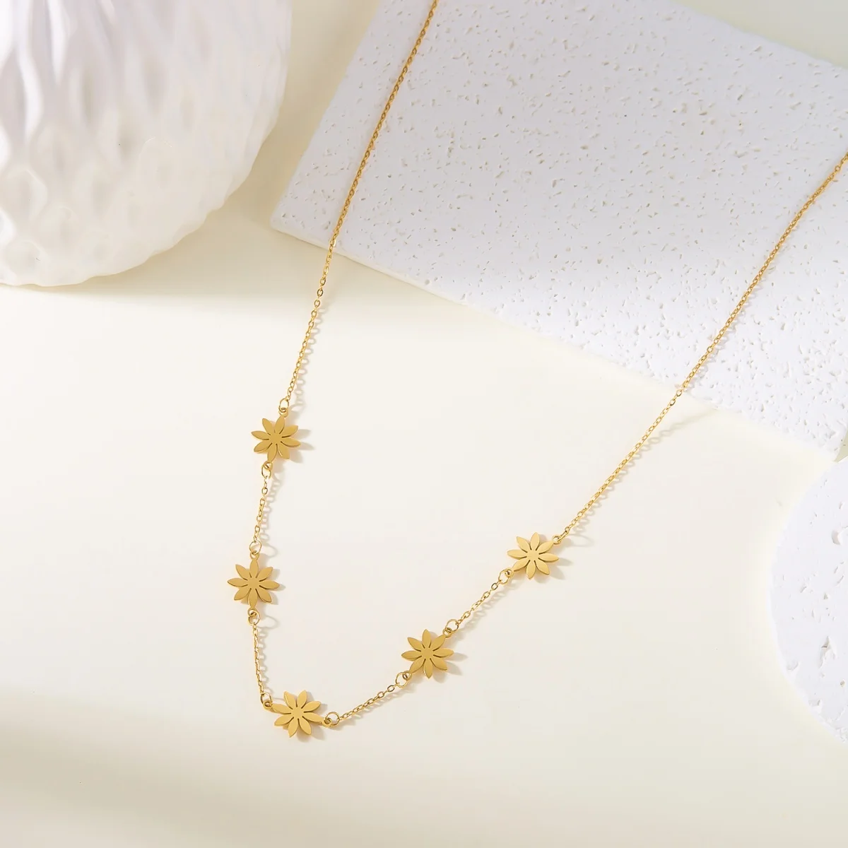 Vintage Edelstahl Gänseblümchen Blume Halskette für Frauen Männer Licht Luxus elegante Metall Sonnenblume Blumen Schlüsselbein Kette Schmuck