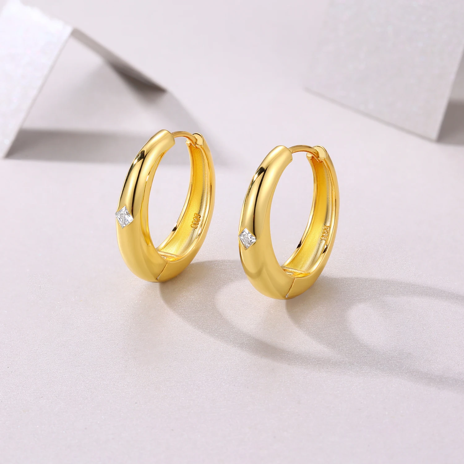 Pendientes de aro minimalistas chapados en oro de 18 quilates, plata de ley 925 con moissanita en forma de diamante, lujo elegante para el día a día para mujer