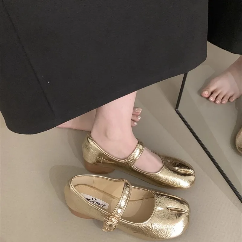 

Женские туфли-подкова во французском стиле на низком каблуке с разделенным носком, новые маленькие кожаные туфли Мэри Джейн серебристого цвета на весну и осень 2025 г.