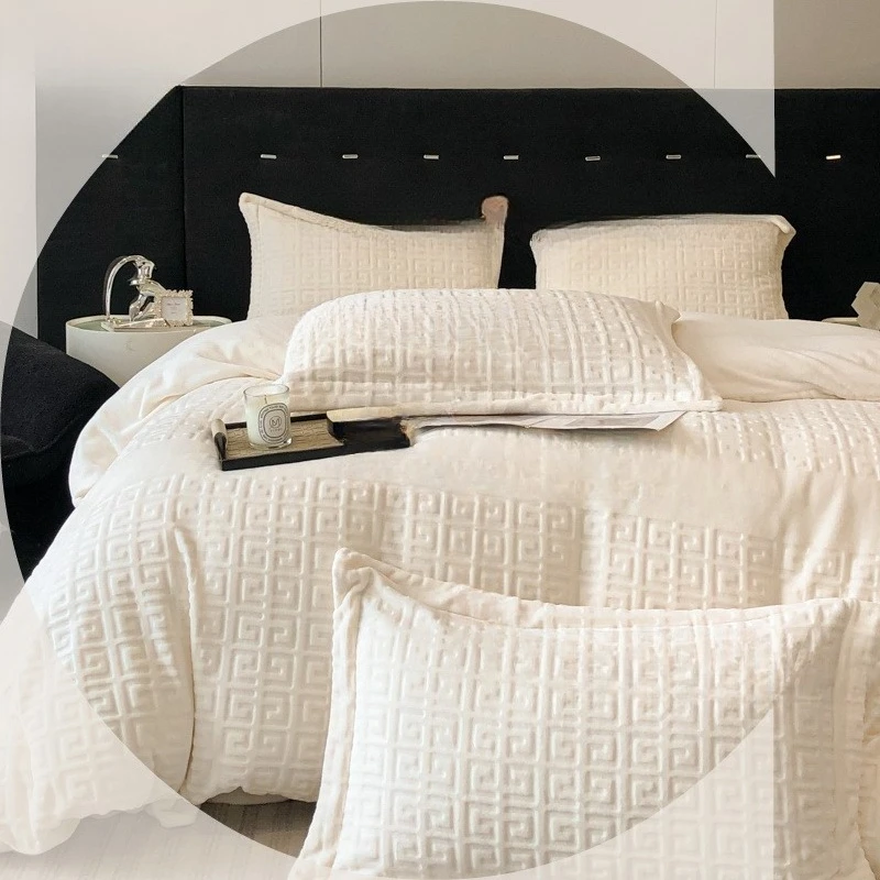 Set di quattro pezzi in pile di latte di fascia alta di classe A, lenzuola semplici e calde intagliate ispessite